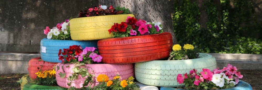 Blumen in alten Reifen